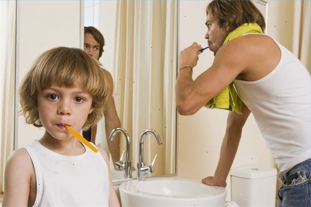 Hvordan få barna til å pusse tennene. Ta ham med å få det han trenger for å begynne å pusse.