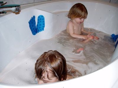 Hvordan å bade et lite barn. La barnet leke litt i karet før ordentlig bading dem.