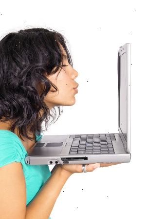 Hvordan kommunisere effektivt med kvinner på online dating nettsteder. • Send e-post hvis det er mulig.
