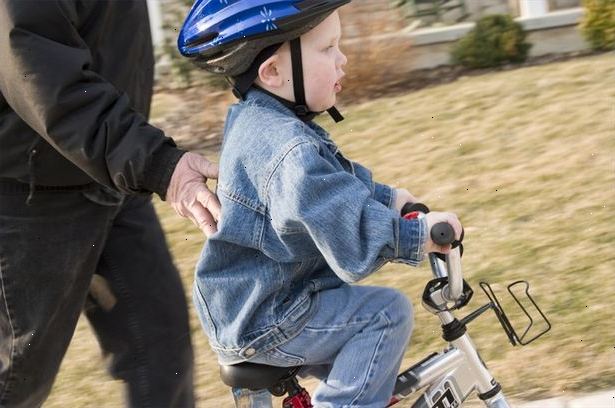 Hvordan lære et barn å ri en tricycle. Å vite det grunnleggende vil holde ham trygg.