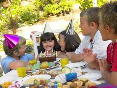 Hvordan avgjøre hvem du vil invitere til ditt barns bursdagsselskap