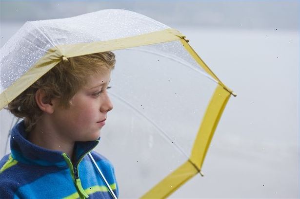 Hvordan lære paraply sikkerheten til barn. Tog barn hvordan å holde paraplyer.