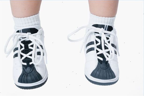 Hvordan kjøpe babyens første sko. Pass på at skoene er verken for stor eller for liten.
